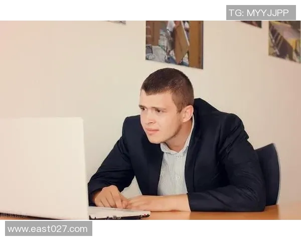 足球明星为何普遍出现驼背现象背后的原因与影响分析